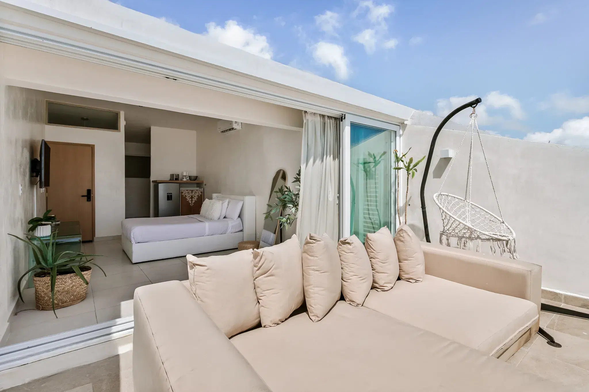 Oceanfront Bliss – Caribbean Views & Balcony 4