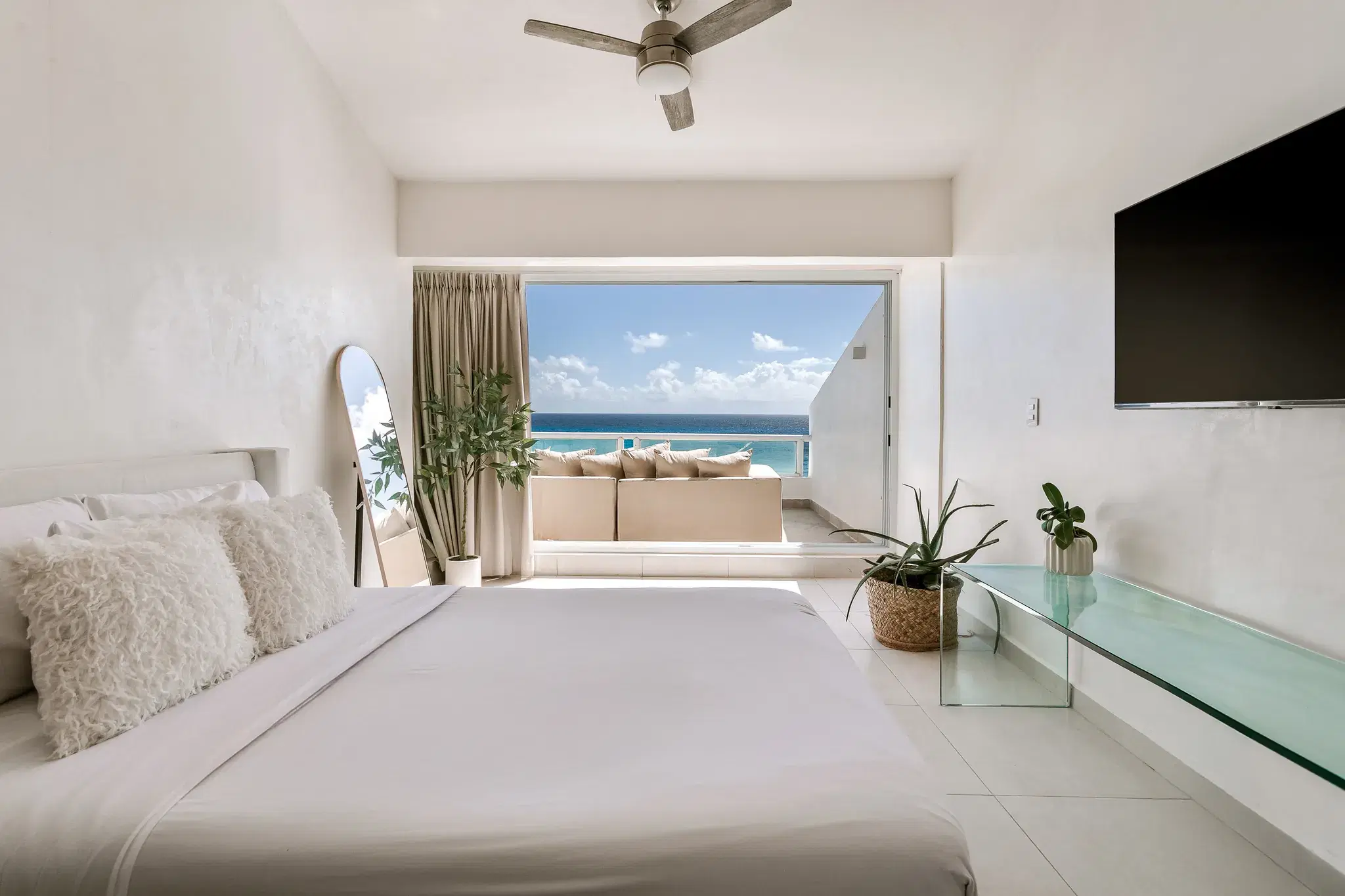 Oceanfront Bliss – Caribbean Views & Balcony
