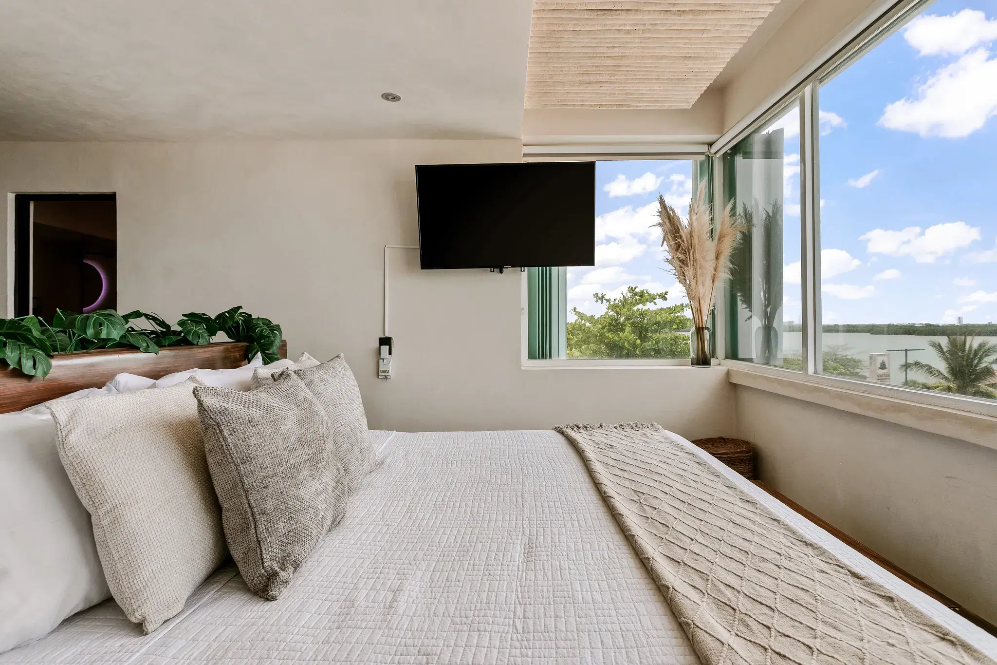 Breathtaking lagoon view: beachfront studio